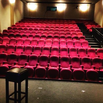 Comedy-Bühne in einem Kino