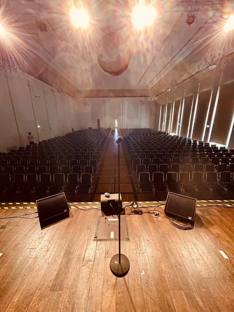 Große Bühne mit Mikro für eine Comedy Show (Veranstalter)