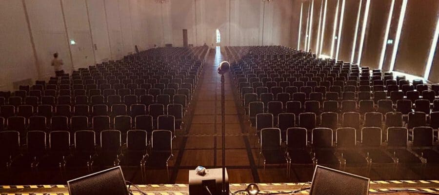 Große Bühne mit Mikro für eine Comedy Show (Veranstalter)